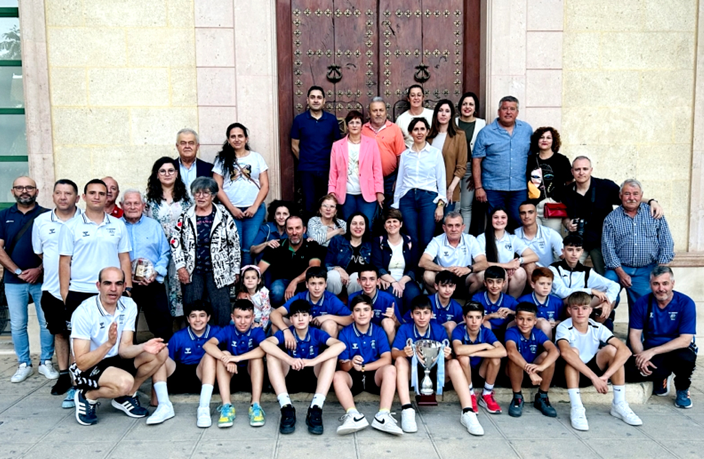 El equipo infantil del Club Ftbol Sala Capuchinos fue recibido en el Ayuntamiento  